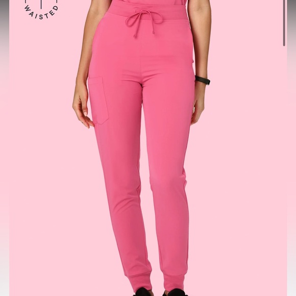 -Mandala Scrubs 
-One pocket Top XS
-Highwasted bottoms XS
-Like New 
-Bubblegum - Picture 1 of 2